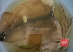 双椒炒鱿鱼的做法图解1