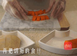 胡萝卜莲藕排骨花胶汤的做法图解1