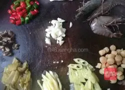 Illustration of how to make spicy and sour seafood rice noodles 3