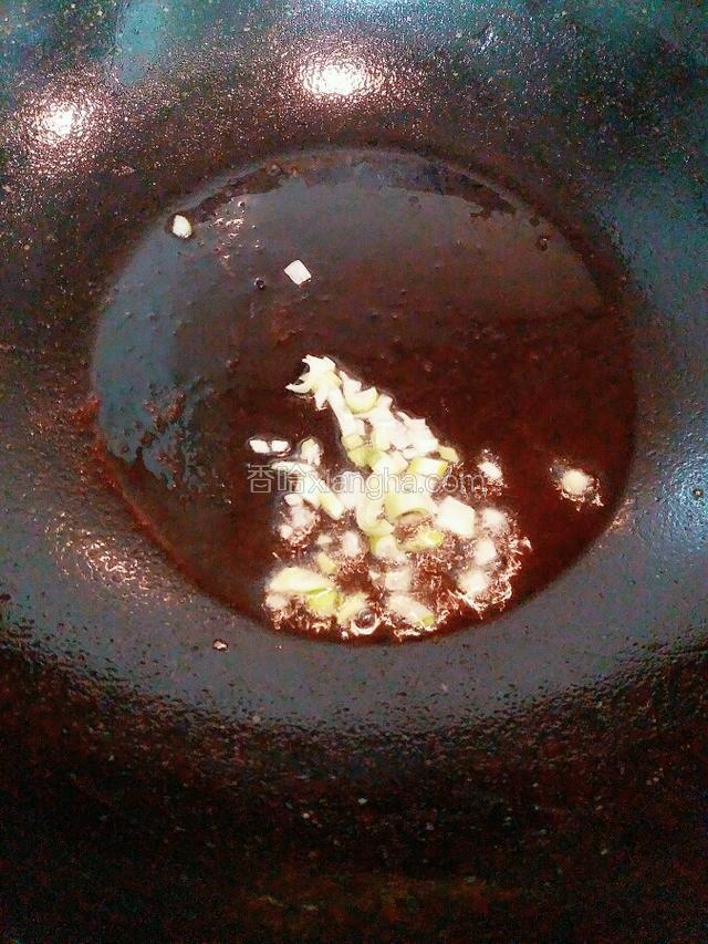 锅中放油 葱花爆香