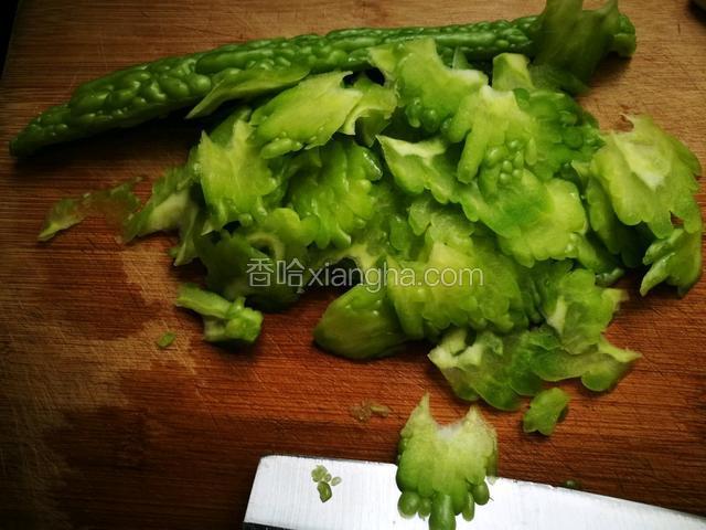 斜着片苦瓜，这样切片会加大苦瓜接触面积，苦味也会有所下降