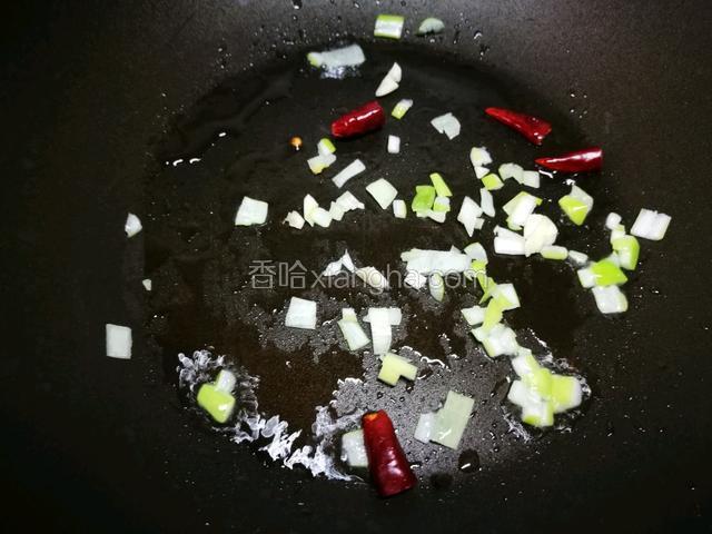 起锅热油，加葱和干辣椒，爆香