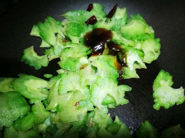加耗油适量盐，如果想让苦瓜绿一些，就少加耗油