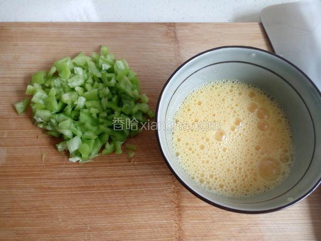 鸡蛋打散成蛋液，尖椒切丁。