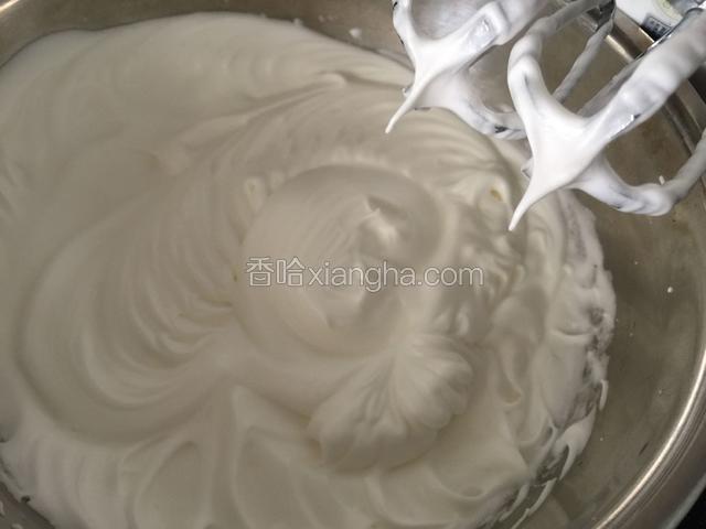 打发至提起打蛋器能拉出短小的小尖角即可。（烤箱150度预热）