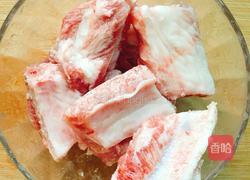 青豆焖排骨的做法图解1
