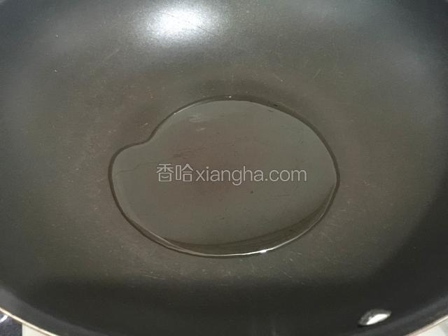 锅中倒入适量的油烧热。