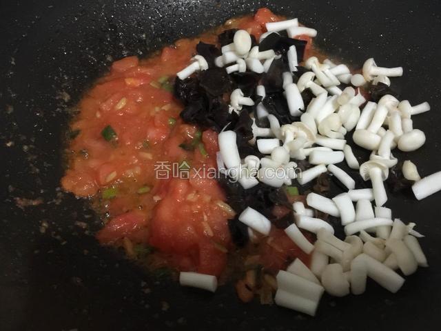 再放入海鲜菇和黑木耳炒匀。