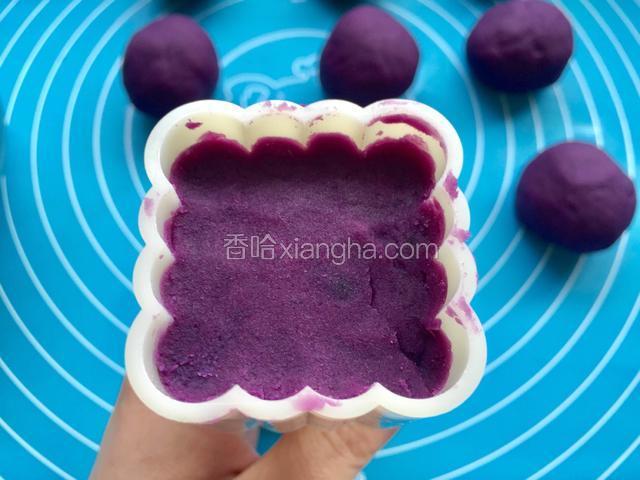 把紫薯放进模具中用手指压平。