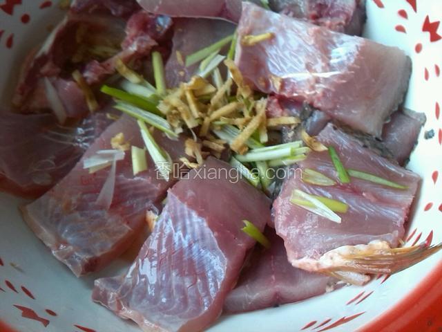 切块用料酒，盐、葱，姜腌一会