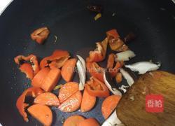 胡萝卜香菇炒鸡翅根的做法图解5