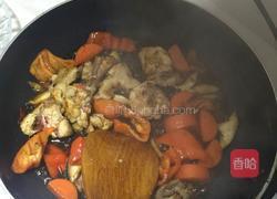 胡萝卜香菇炒鸡翅根的做法图解6