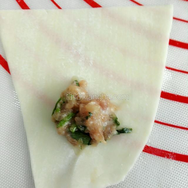 馄饨皮一张，取适量肉馅放在靠下的位置，在下面抹一点水