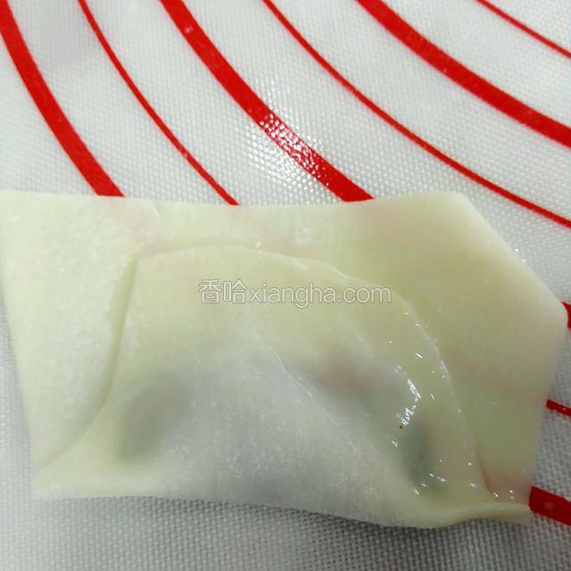 再下面边角再抹上一点水