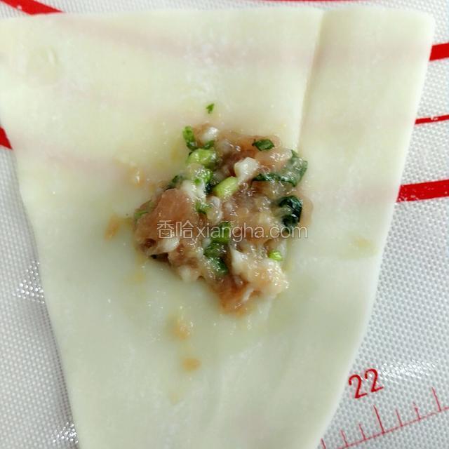 再介绍另外一种包法，取一个馄饨皮，馅料放在中间