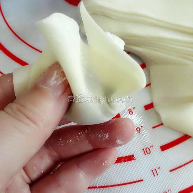 两个手顺着馅料往上挤，挤出这个形状