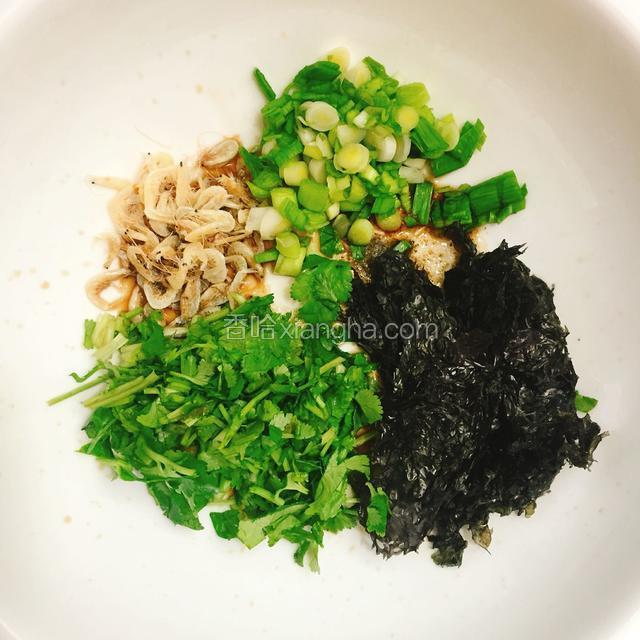 在将切好的蒜苗、香菜、虾米紫菜放入