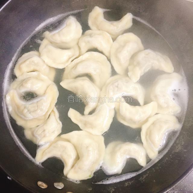 饺子煮三滚后，饺子漂起就算煮熟了