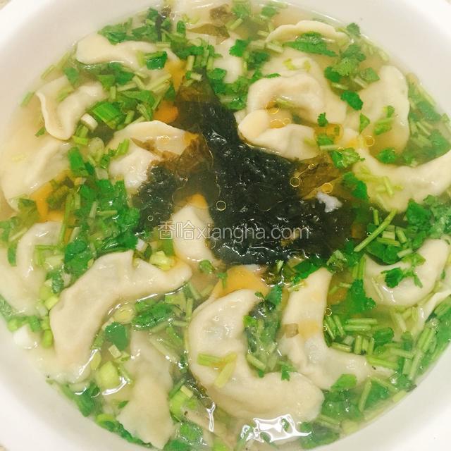 将煮熟的饺子连汤一起倒入配好底料的器皿中，滴入少许香油即可