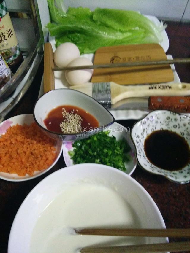 準備好以上食材，用面粉和水調成糊