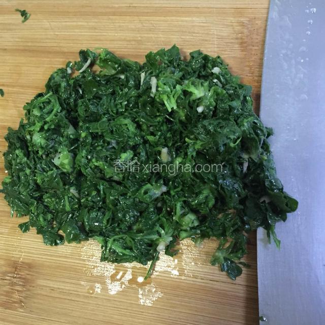 将烫好、过凉的荠菜切成碎。