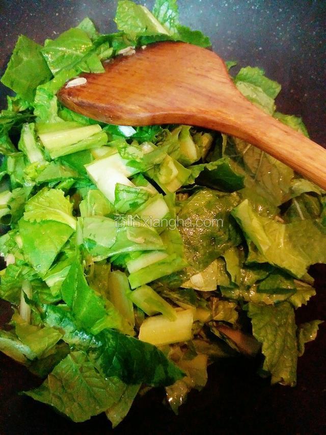 倒入小白菜翻炒 加入盐酱油