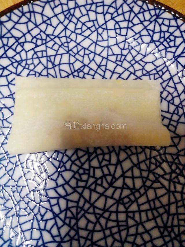 在皮的上边缘从左往右抹一些水 然后下边向上对折