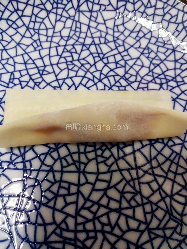 把有馅的部分向上折