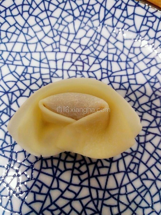 左手边抹少许清水 以便好粘连
