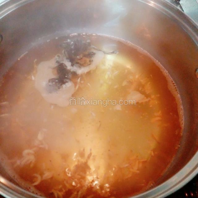 锅中放水 加入少许虾皮 紫菜 盐 酱油