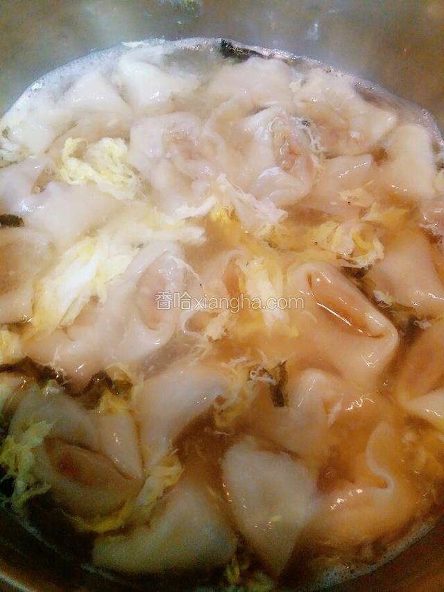 煮大约3分钟 打入一个鸡蛋
