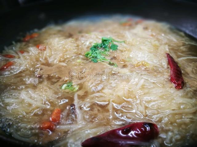 煮五分钟左右，加生抽老抽和盐，再煮一分钟，放入香菜，水烧开就出锅