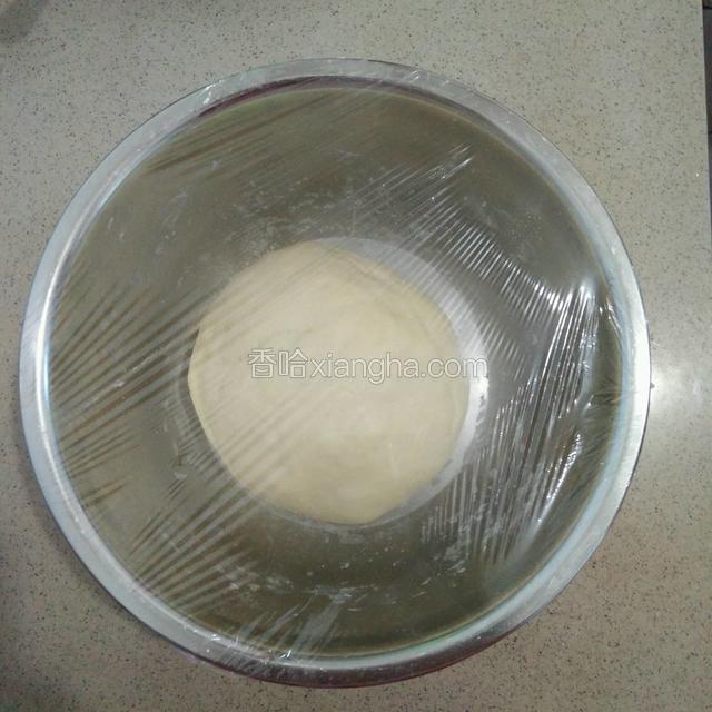 揉好的面团放在盆里，用保鲜膜包住发酵