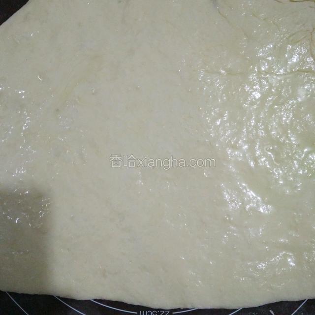 把面团拿出来排气，用擀面杖擀开，不能擀太薄，抹上少许食用油，从下往上卷好