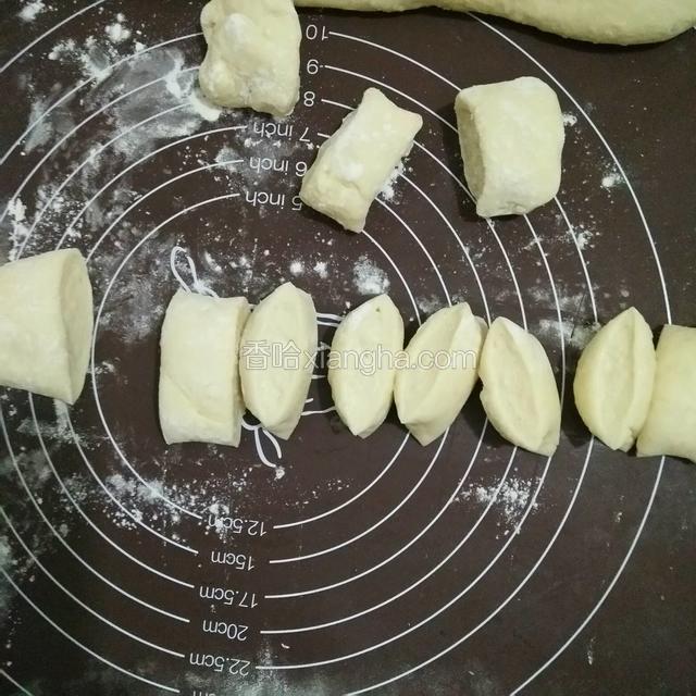 切成大小均匀的小剂子，孩子吃两口一个那样