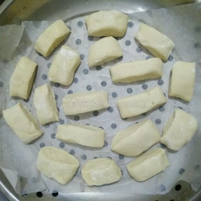 放入蒸笼中醒发十五分钟这样，就可以开火蒸了，记得蒸馒头，包子之类的要用大火蒸，蒸20分钟这样就可以了