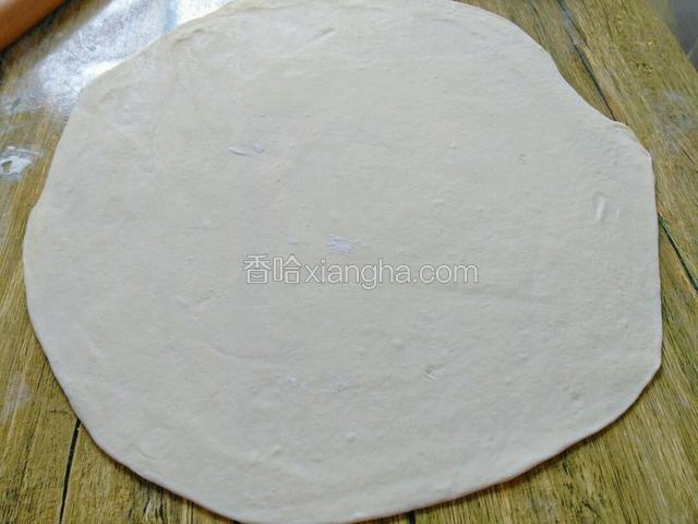 取一面团擀成薄片，像饺子皮一样薄可以了