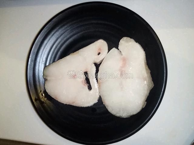 鳕鱼从冰箱取出解冻。