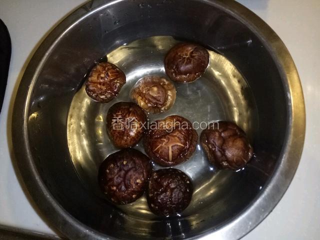 香菇用温水浸泡。