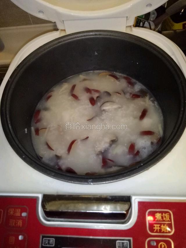 白粥快煮好时，放进红枣、香菇和鳕鱼块（姜丝一同放进去）再煮10分钟。