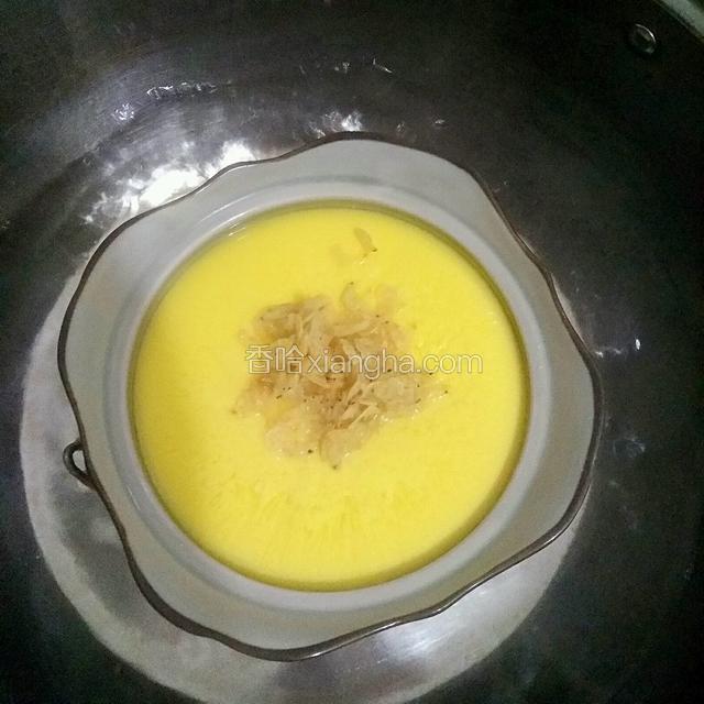 等鸡蛋凝固时撒上点虾皮，再蒸二到三分钟这样就可以出锅了