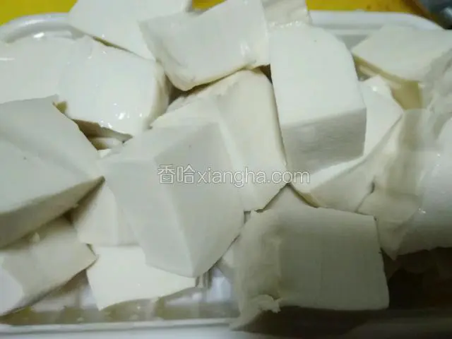 嫩豆腐切块