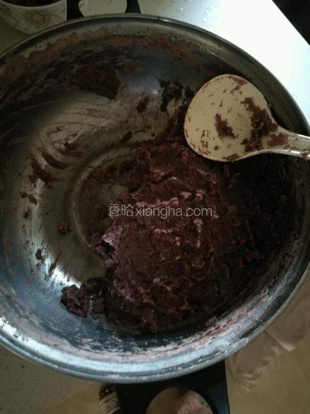 红豆泡一宿，煮熟，加白糖，碾碎成泥，不用弄的太细，我这次红豆泥还要做别的用，所以多弄点