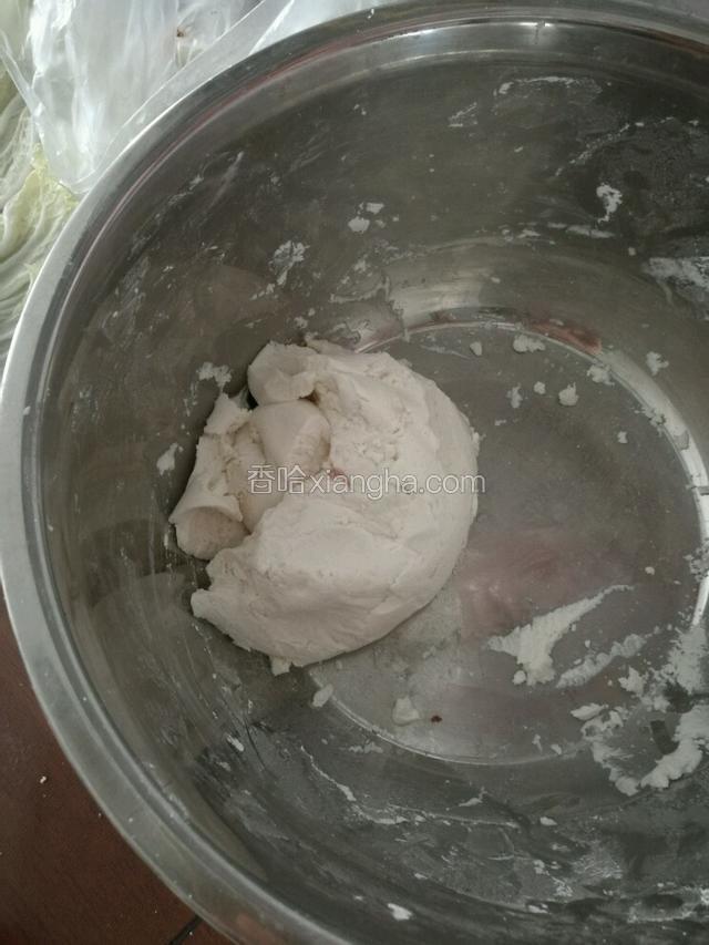 将糯米粉和面粉和面，醒发两个小时，我这已经是包了一半才想起来拍照。所以面团看着挺少，加面粉主要是减少豆包的粘度，如果特别喜欢粘的，也可以不加面