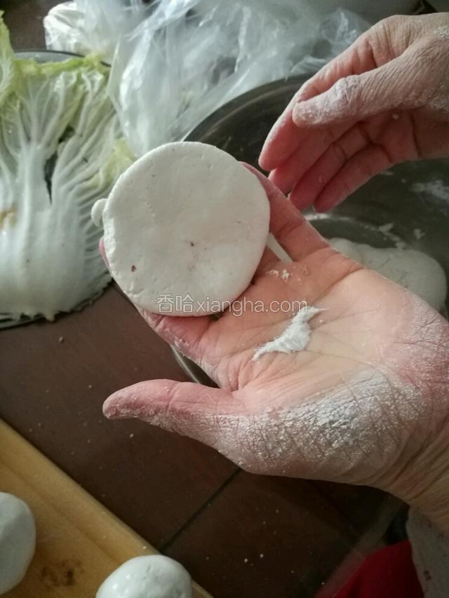 取适量的粘面用手直接按成小饼