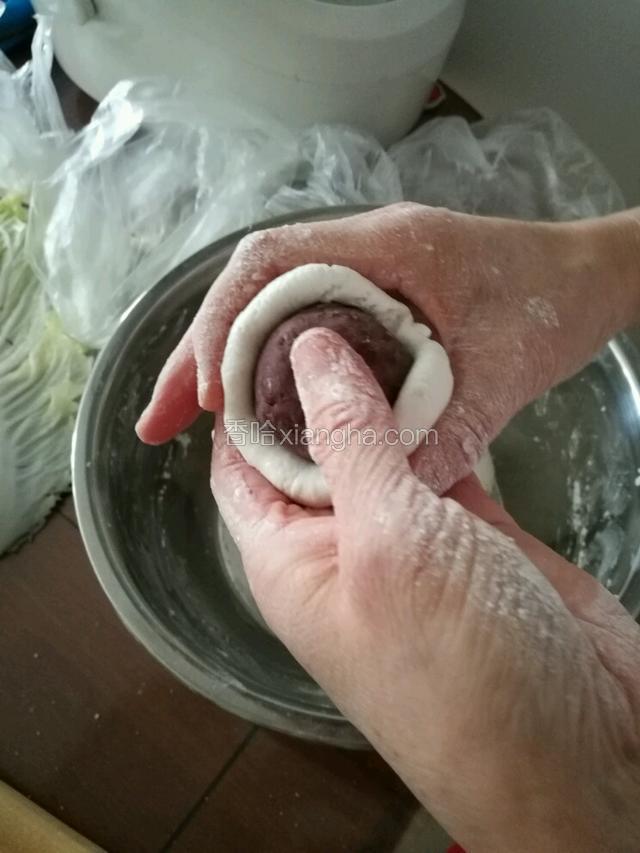 用下图的方法，把豆馅放里，一点点收口