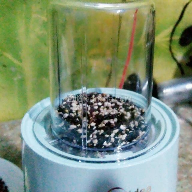 待材料凉凉，加入料理机杯子的1/5处