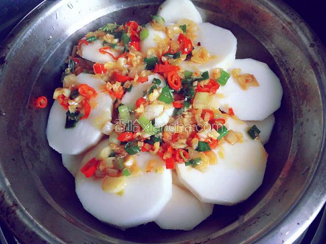 浇在芋头上，上锅蒸十五分钟