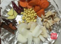 胡萝卜排骨汤的做法图解1