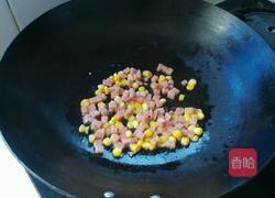 菠萝火腿玉米粒炒饭的做法图解2